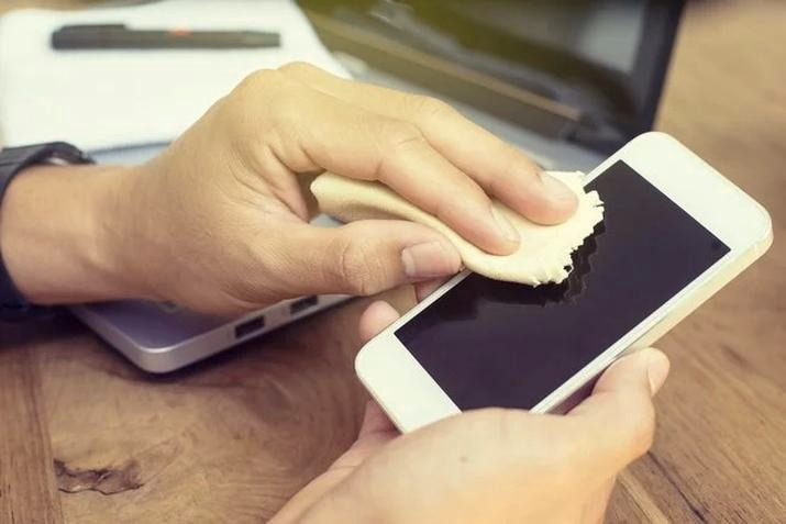 Jak bezpiecznie wyczyścić telefon? Usuń brud bez ryzyka uszkodzeń