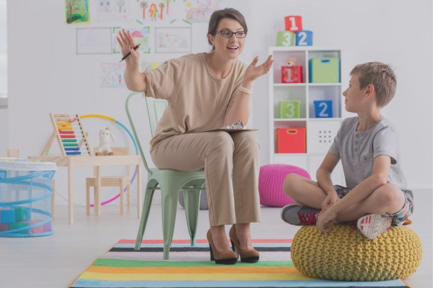 Pedagog szkolny jako wychowawca – przepisy, ryzyka i korzyści