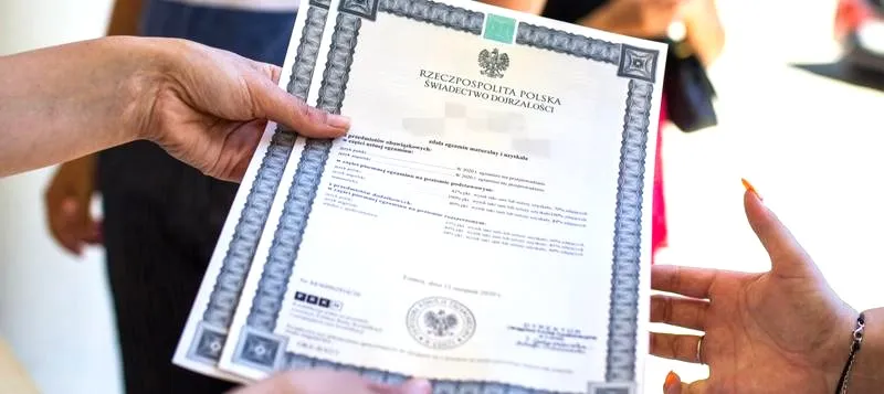Świadectwo ukończenia szkoły średniej a matura – najważniejsze różnice