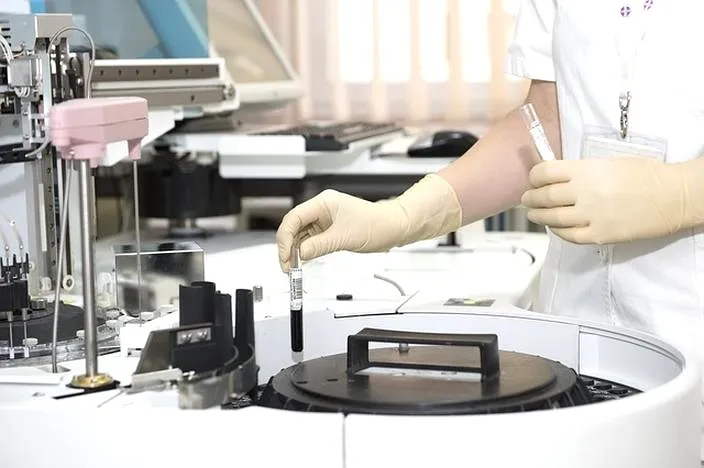 Technik analityk – zarobki, obowiązki i realia pracy w laboratorium